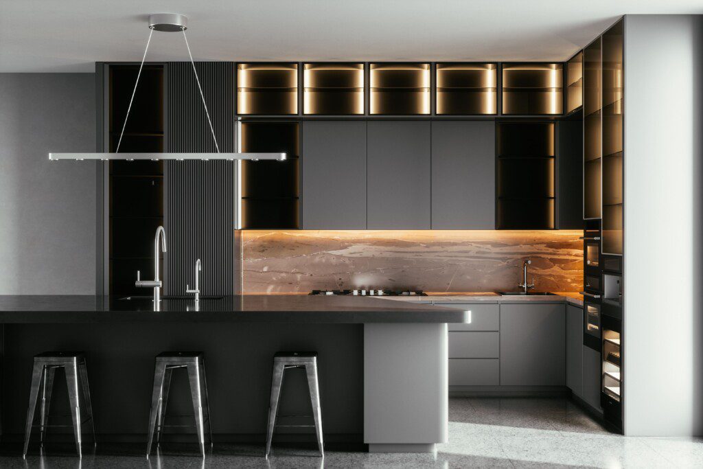 Cozinha preta com cinza, detalhes em inox e iluminação em LED amarelo.