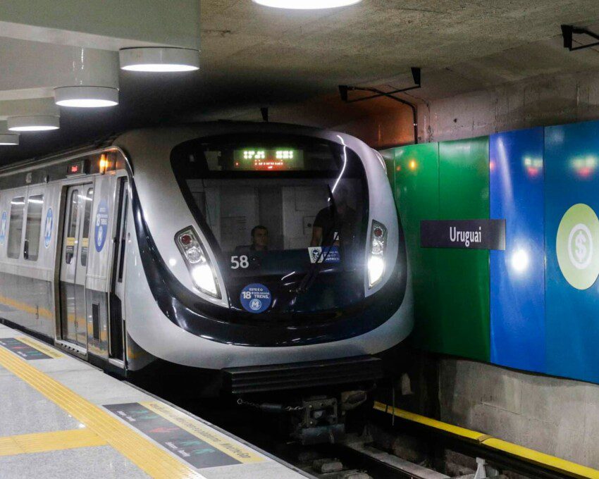 Foto que ilustra matéria sobre o MetrôRio Estação Uruguai mostra um trem chegando na plataforma da estação