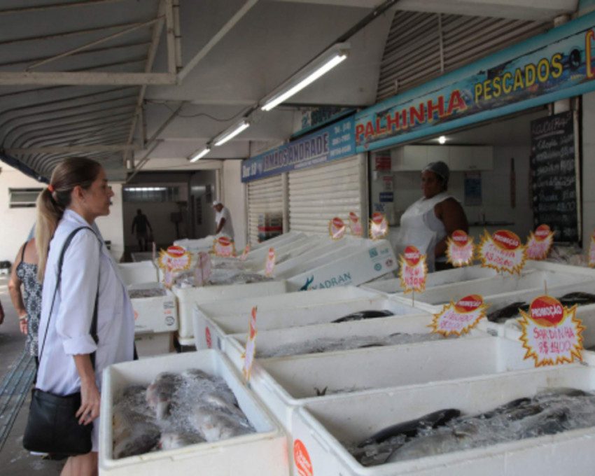 Mulher fazendo compras no mercado do Peixe em Santos