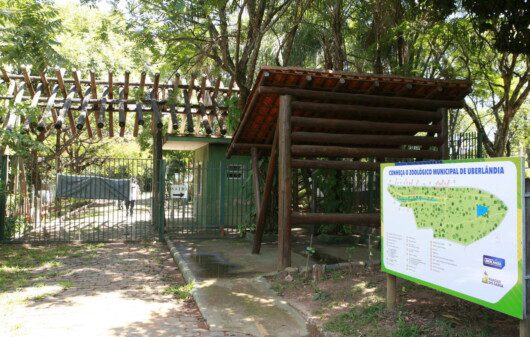 Imagem de uma das entradas para o Zoológico Municipal de Uberlândia.