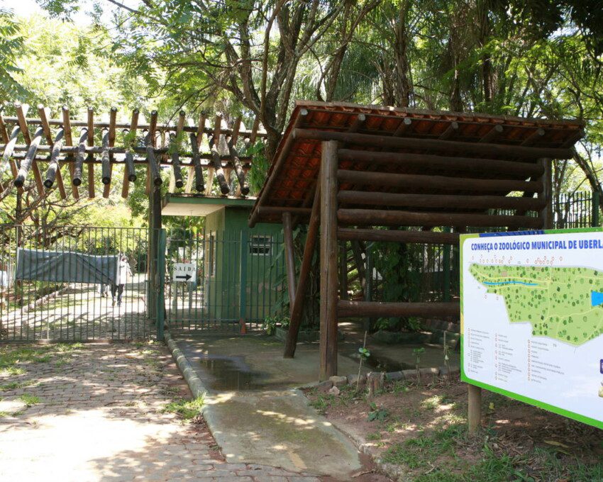 Imagem de uma das entradas para o Zoológico Municipal de Uberlândia.