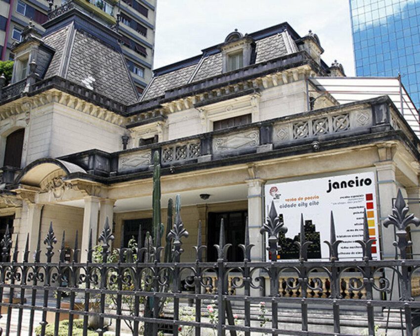 Imagem de um prédio onde fica o centro cultural Casa das Roses em São Paulo.
