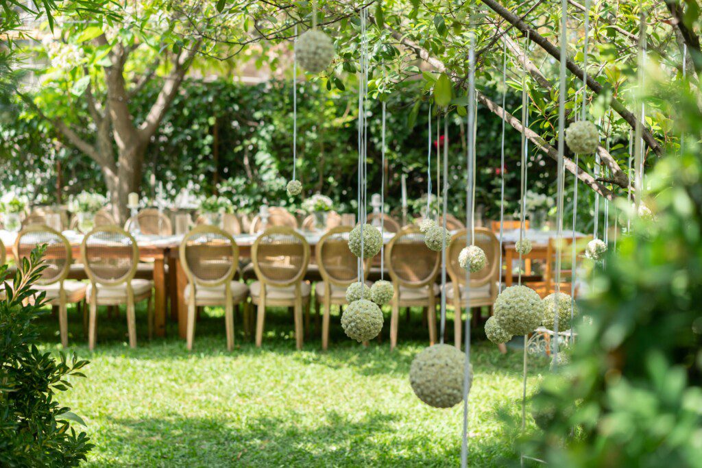 Mesa de convidados de um casamento no jardim de casa. 