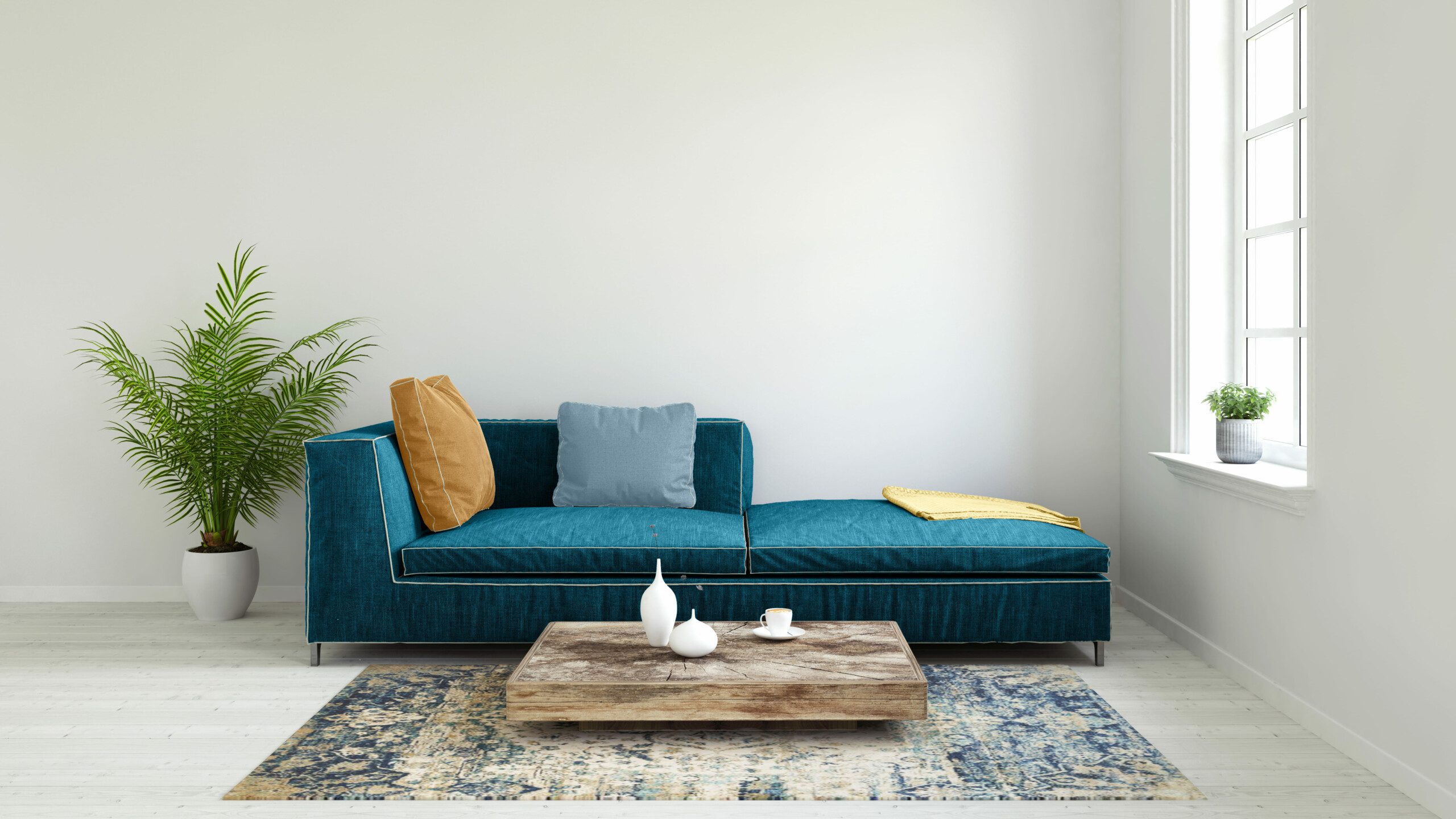 Sala de estar com sofá azul, almofadas, tapete e mesa de centro de madeira. 