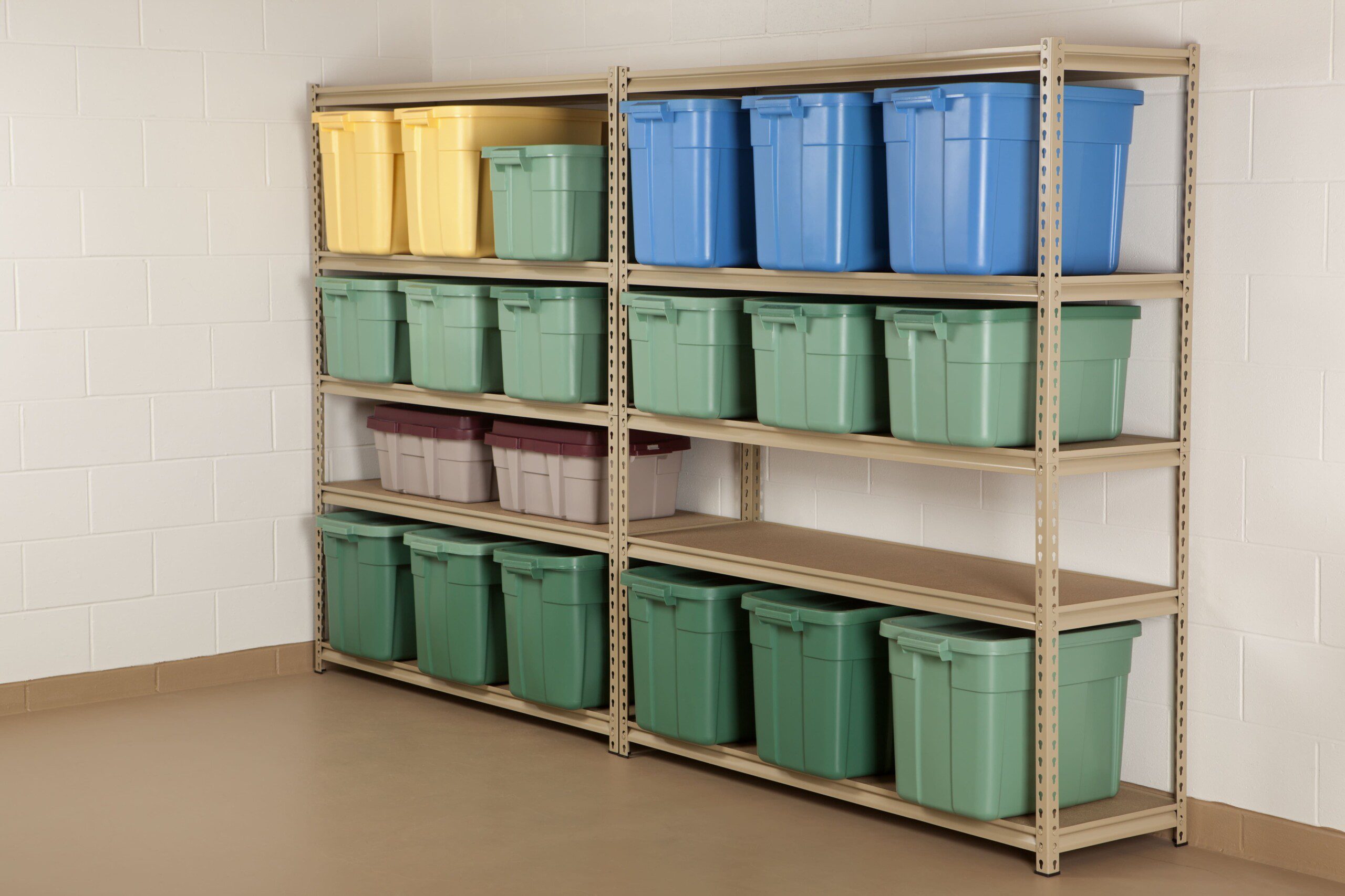 Imagem de uma estante com várias caixas organizadoras coloridas