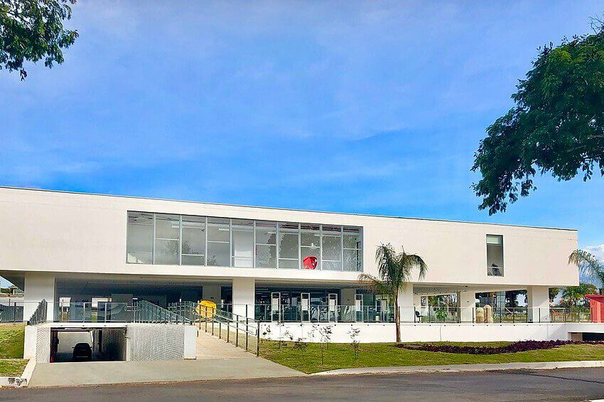 Foto mostra a fachada do Museu de Arte de Brasília