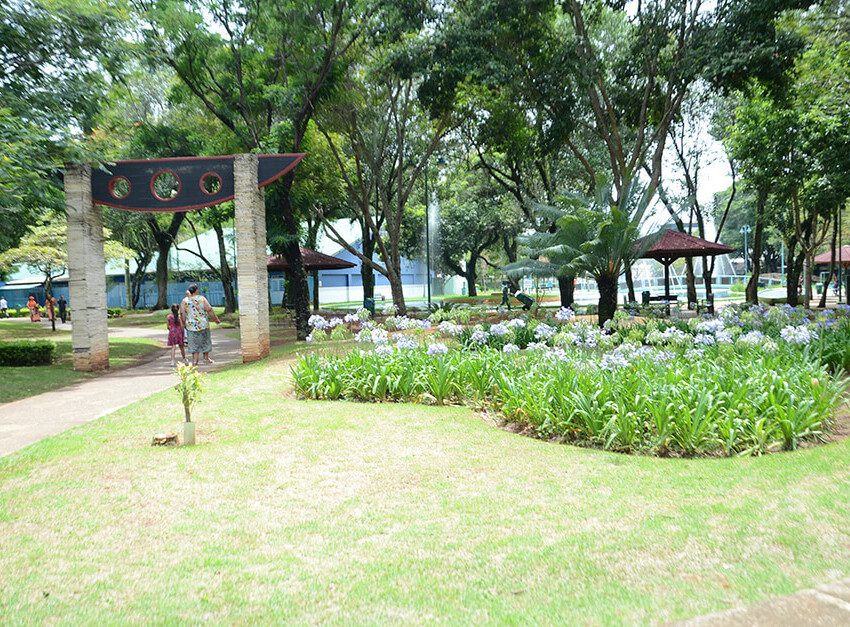 Foto que ilustra matéria sobre o Parque Santos Dumont, em São José dos Campos, mostra um dos jardins do parque