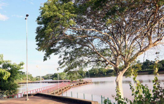 Foto que ilustra matéria sobre o Parque da Represa Municipal em São José do Rio Preto mostra um deck de madeira entrando pelas águas de um lago