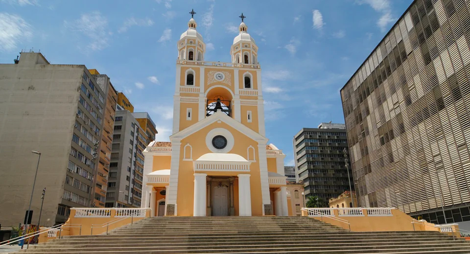 Imagem que ilustra matéria sobre Praça XV de Novembro mostra a entrada da Catedral Metropolitana de Florianópolis
