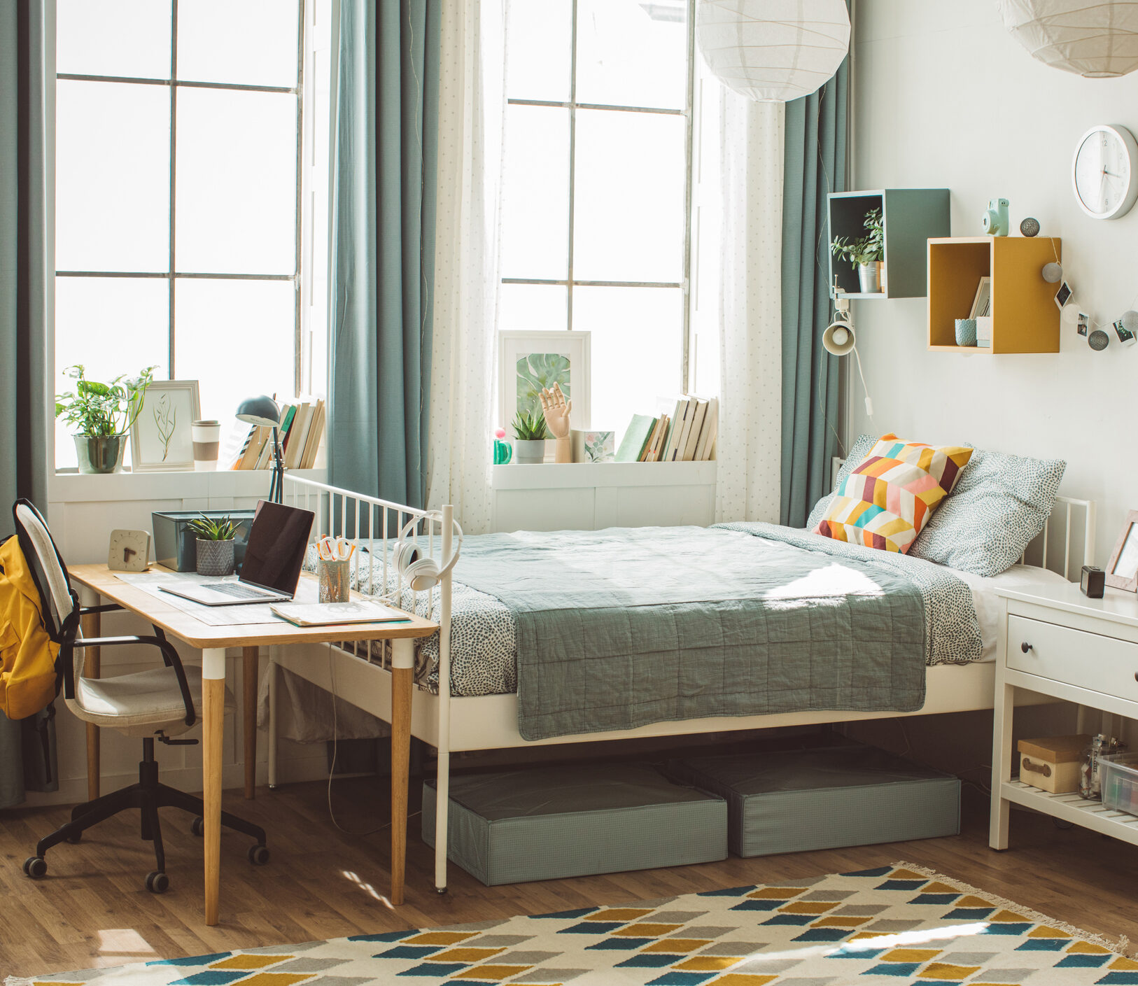 Aproveite de elementos coloridos para fazer a decoração de quarto pequeno, como móveis, almofadas e outros objetos.