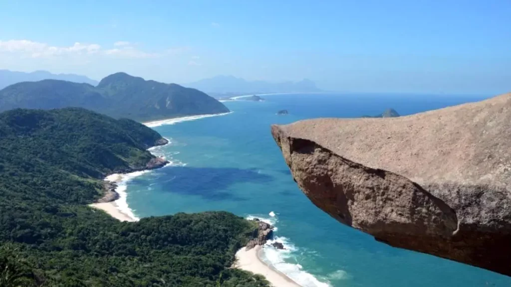Imagem com vista panorâmica da Pedra do Telégrafo, no Rio de Janeiro.