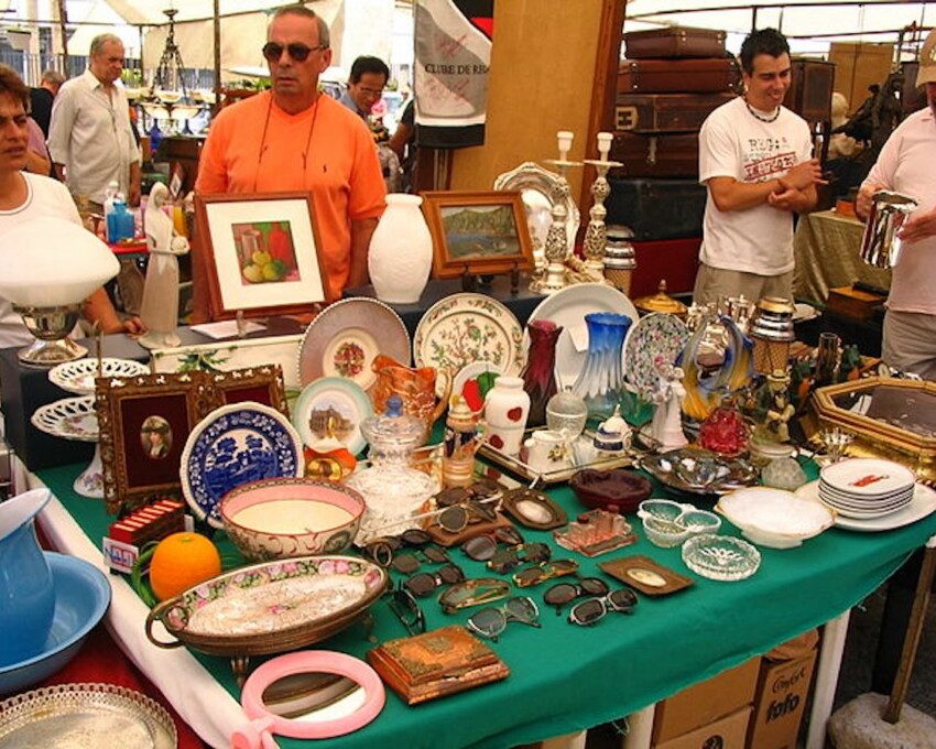 Foto que ilustra matéria sobre a Feira Benedito Calixto mostra um stand de exposição de peças antigas à venda na feira via Wikimedia Commons