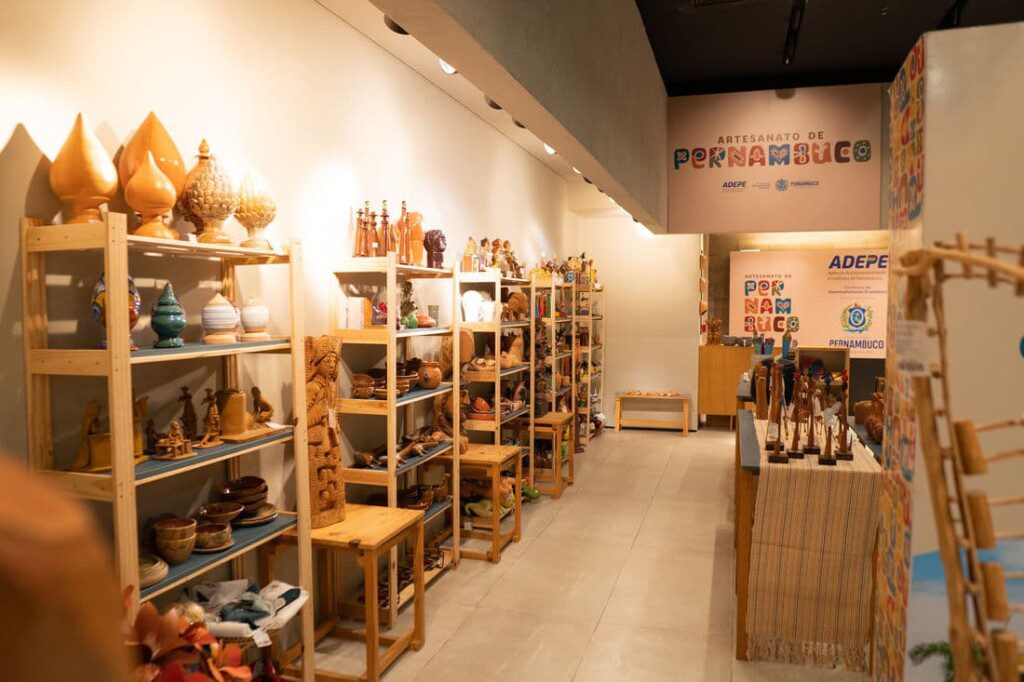 Interior do Centro de Artesanato de Recife. É possível ver prateleiras com peças de artesanatos.