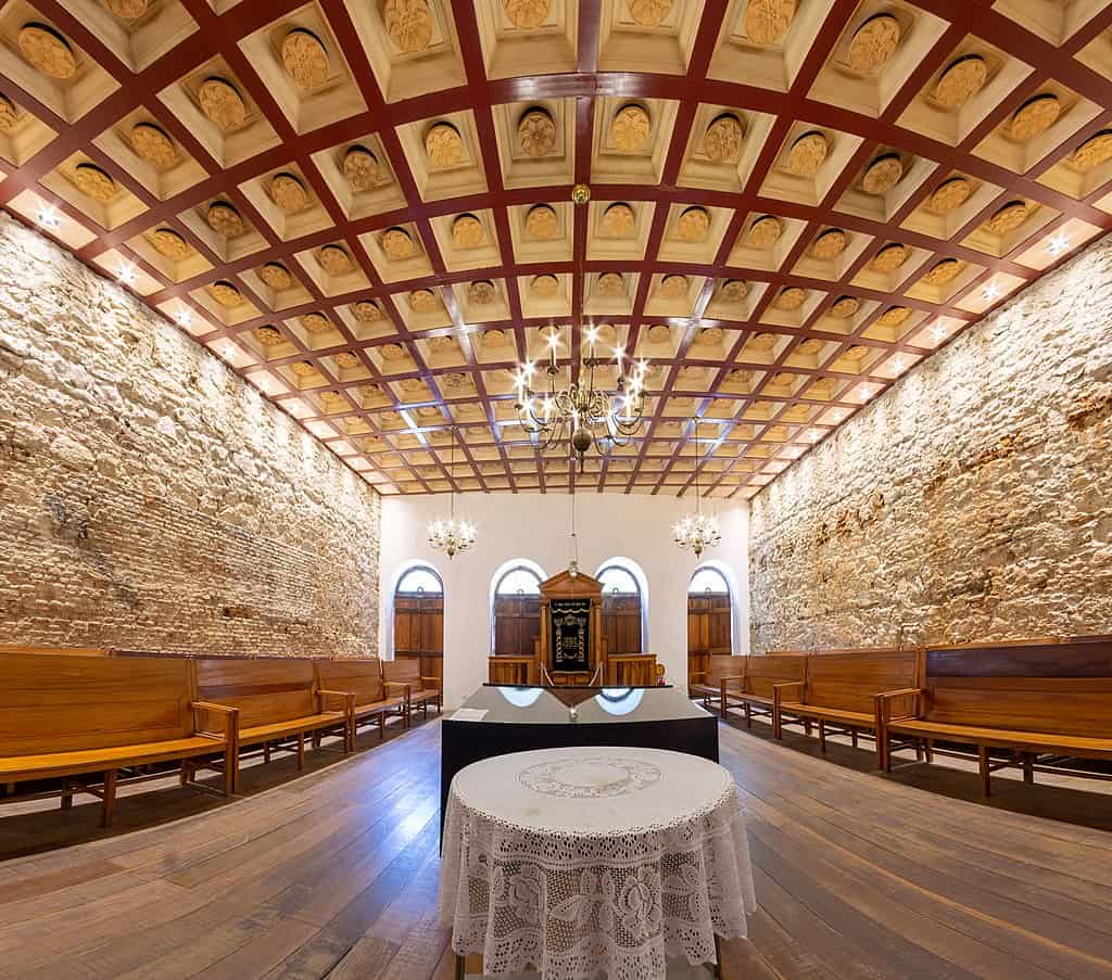 Salão iluminado, dentro da Sinagoga Kahal Zur Israel.