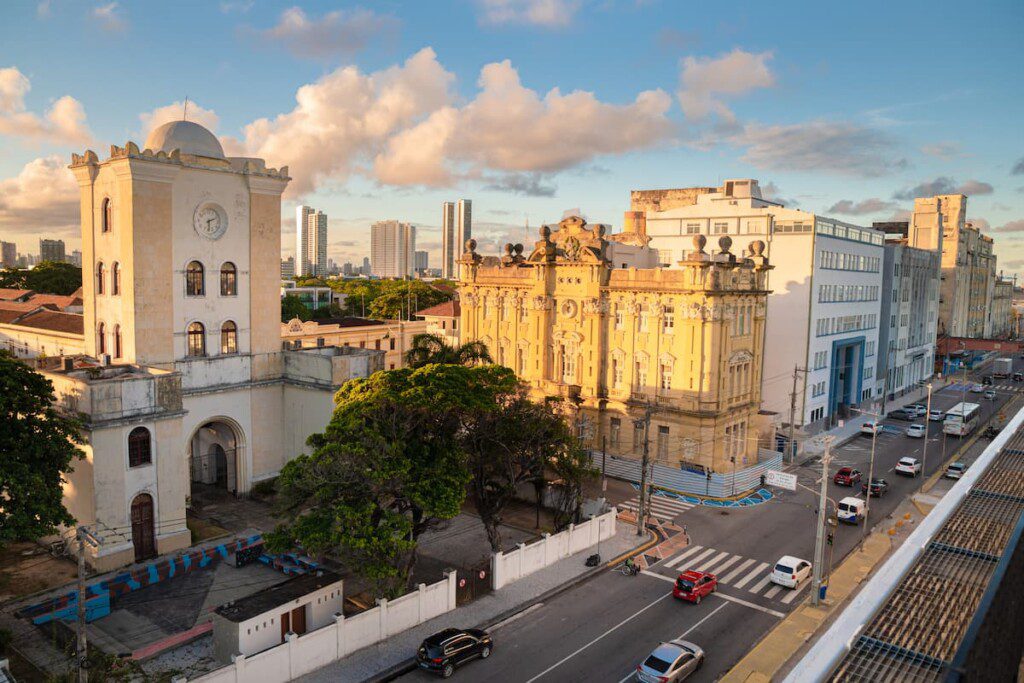 Imagem aérea do Centro histórico de Recife, com a Torre Malakoff à esquerda da imagem.