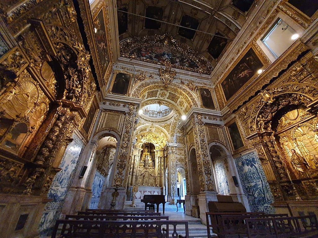 Interior da Igreja Madre de Deus, com estilo barroco, coberta de ouro.