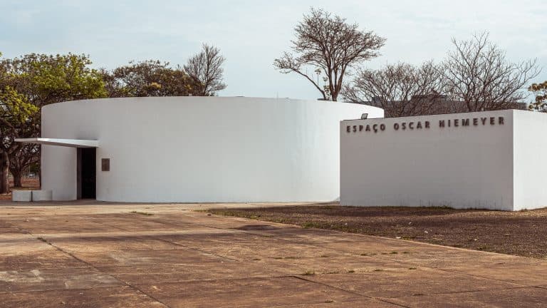 Espaço Oscar Niemeyer, uma edificação circular e branca.