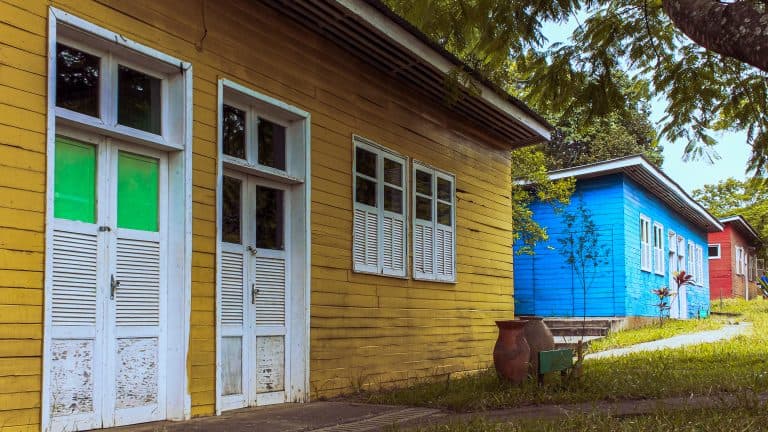 Casa com muro de madeira colorido é parte do Museu Vivo da Memória Candanga.
