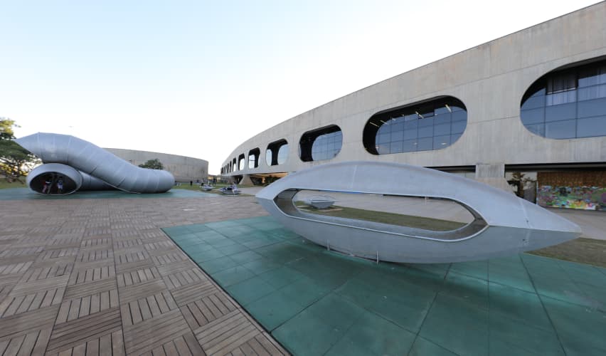 Lateral do Centro Cultural Banco do Brasil de Brasília, com grandes esculturas no pátio.