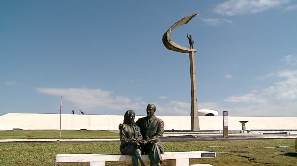 Memorial JK, com estátuas e esculturas e monumentos em homenagem ao presidente JK.