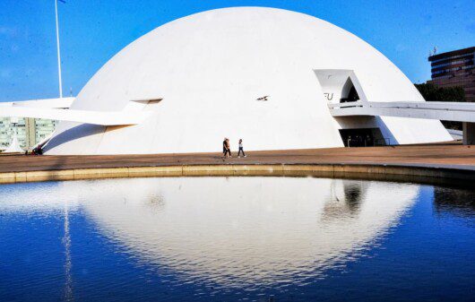 Foto que ilustra matéria sobre museus em Brasília mostra o Museu Nacional da República Honestino Guimarães durante um dia ensolarado