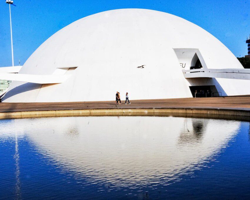 Foto que ilustra matéria sobre museus em Brasília mostra o Museu Nacional da República Honestino Guimarães durante um dia ensolarado