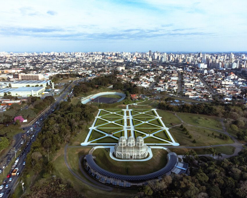 Imagem da vista aérea de parte da cidade de Curitiba e do Jardim Botânico