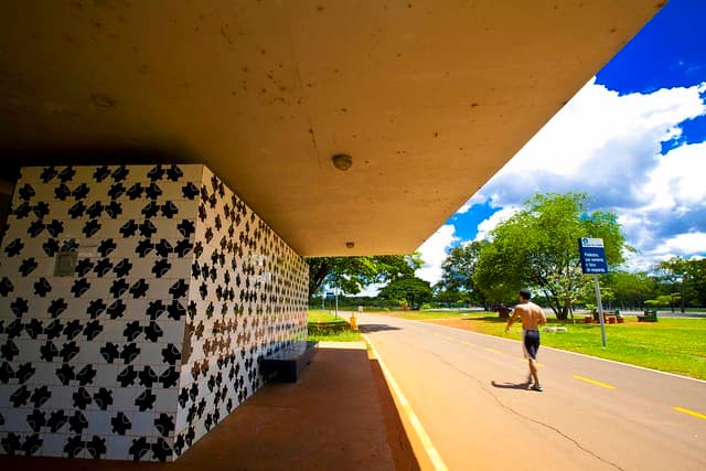 Homem realiza um cooper no Parque da Cidade. Na foto é possível notar uma parte coberta, ao lado da pista de corrida, com a parede coberta por cerâmicas.