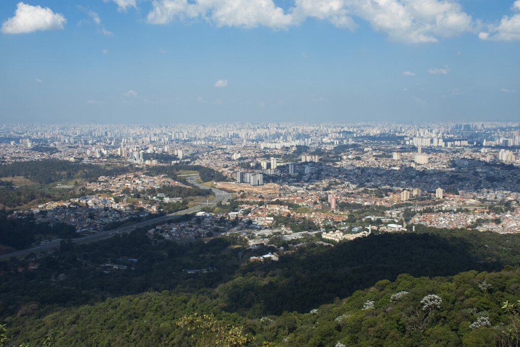Vista panorâmica do Pico do Jaraguá na cidade de São Paulo