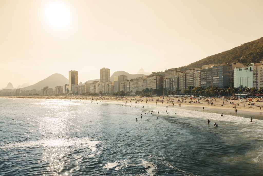Imagem panorâmica que pega parte da vista aérea da praia de Copacabana e Leme