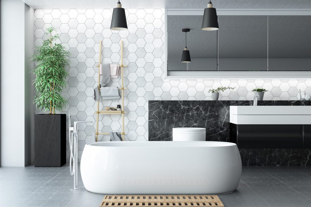 Banheiro clean e elegante nas cores preto, branco e cinza, com banheiro, armário e pedra de mármore. 