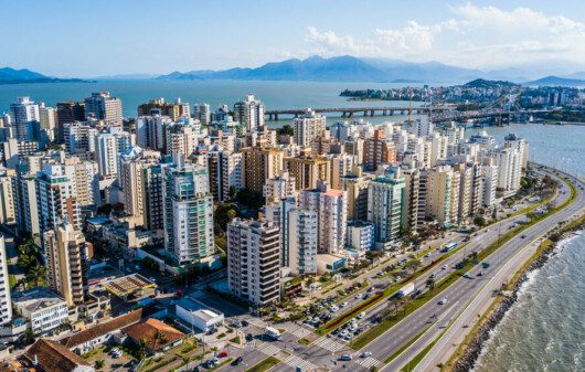 Foto que ilustra matéria sobre as melhores cidades do Sul mostra a cidade de Florianópolis vista do alto.