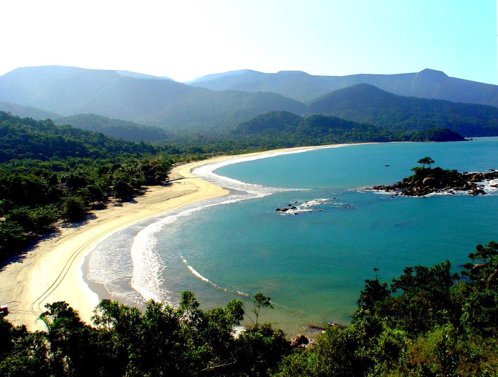 Imagem panorâmica da Praia de Castelhanos em Ilhabela. 
