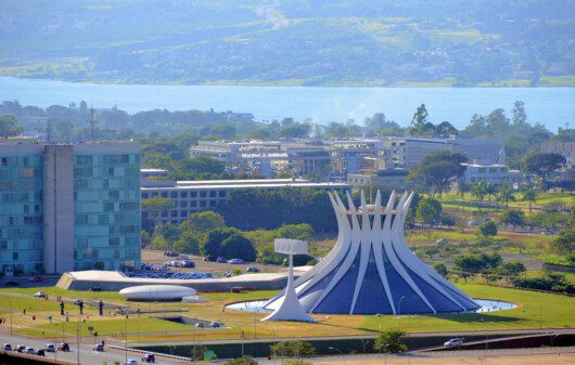 Imagem da vista do lado Paranoá com prédios do Governo e da Catedral de Brasília.