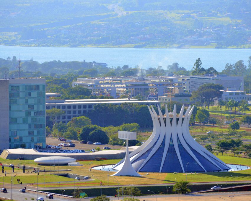 Imagem da vista do lado Paranoá com prédios do Governo e da Catedral de Brasília.