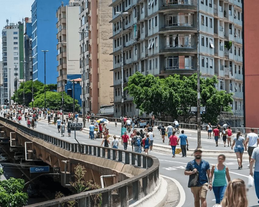 Imagem do Minhocão em São Paulo aos finais de semana com pessoas caminhando.