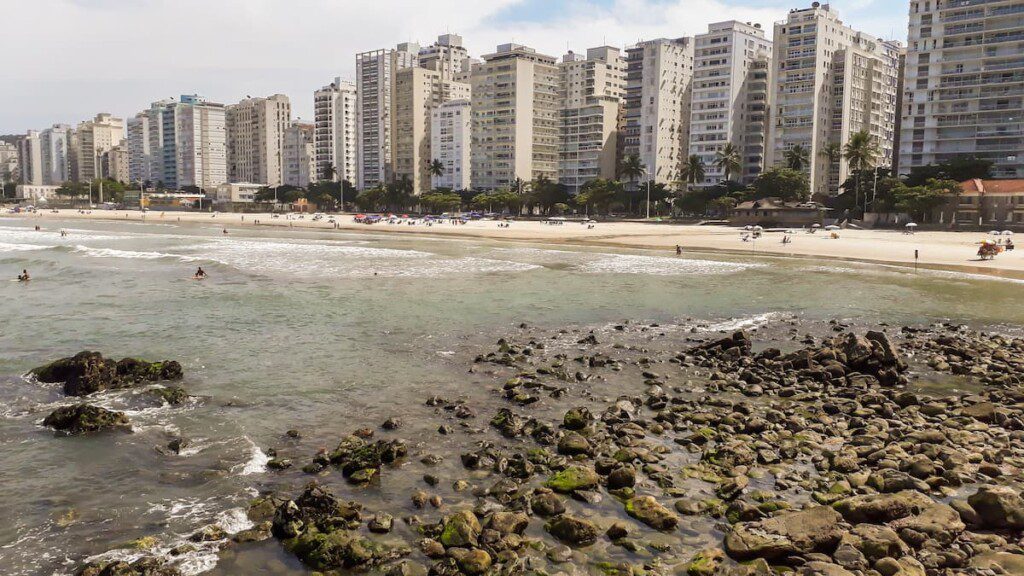 Vista panorâmica da praia de Pitangueiras em Guarujá.
