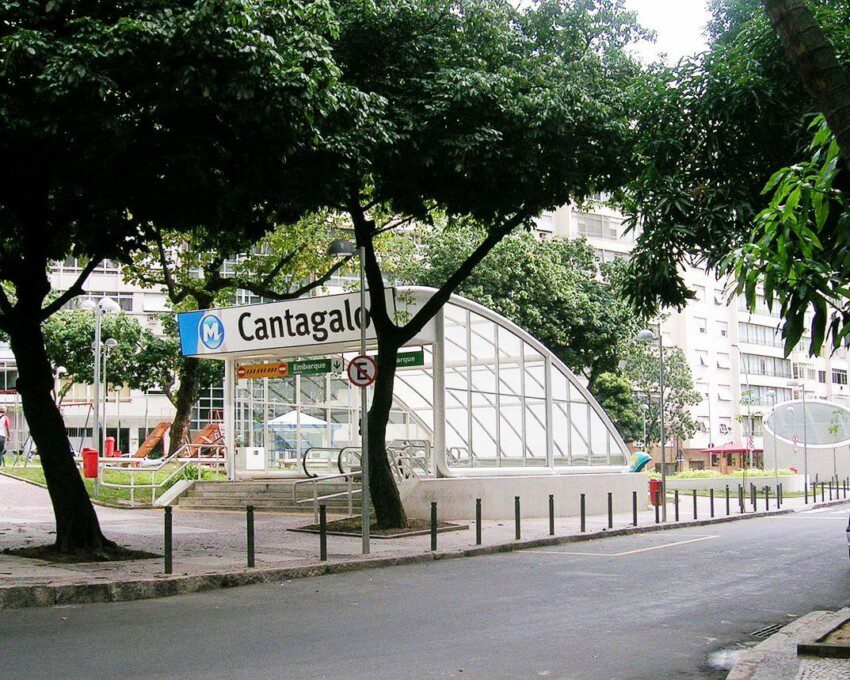 Foto mostra a entrada da Estação Cantagalo do MetrôRio