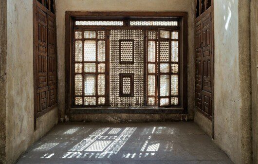 Foto que ilustra matéria sobre muxarabi mostra um exemplar de uma janela de madeira com esse estilo arquitetônico islâmico