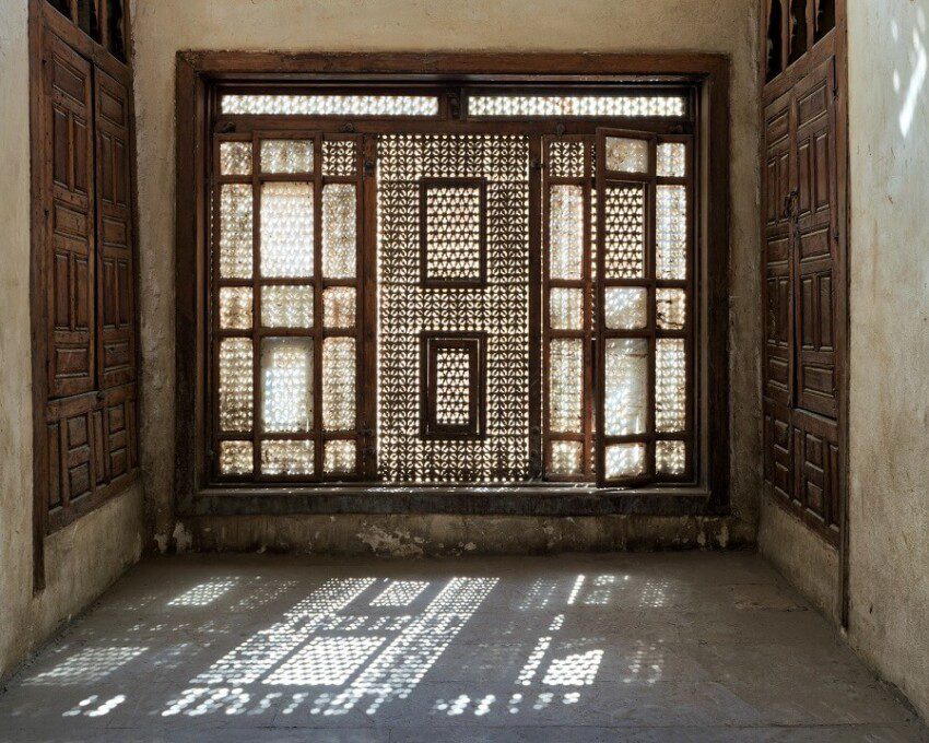 Foto que ilustra matéria sobre muxarabi mostra um exemplar de uma janela de madeira com esse estilo arquitetônico islâmico