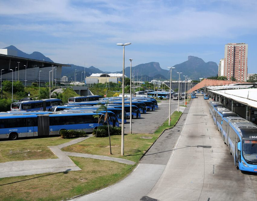 Foto mostra o Terminal Alvorada com vários ônibus azuis enfileirados lado a lado