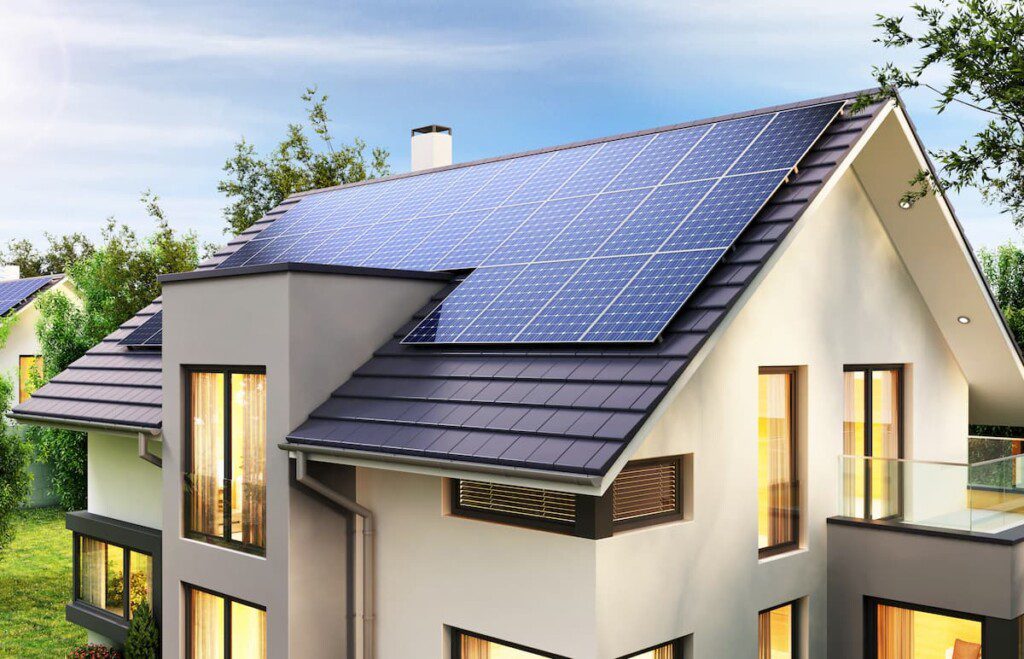 Duplex de luxo com painéis solares no telhado.