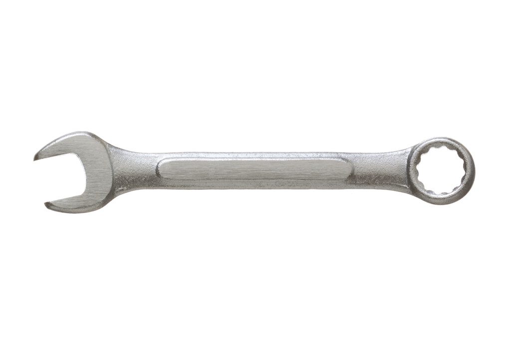 Imagem de uma chave combinada metálica em um fundo branco