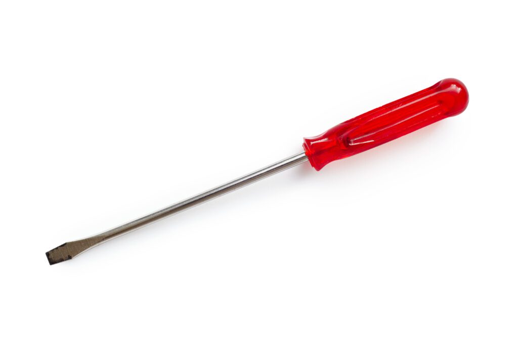 Imagem de uma chave de fenda de cabo vermelho em um fundo branco