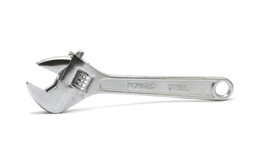 Imagem de um chave inglesa metálica em um fundo branco