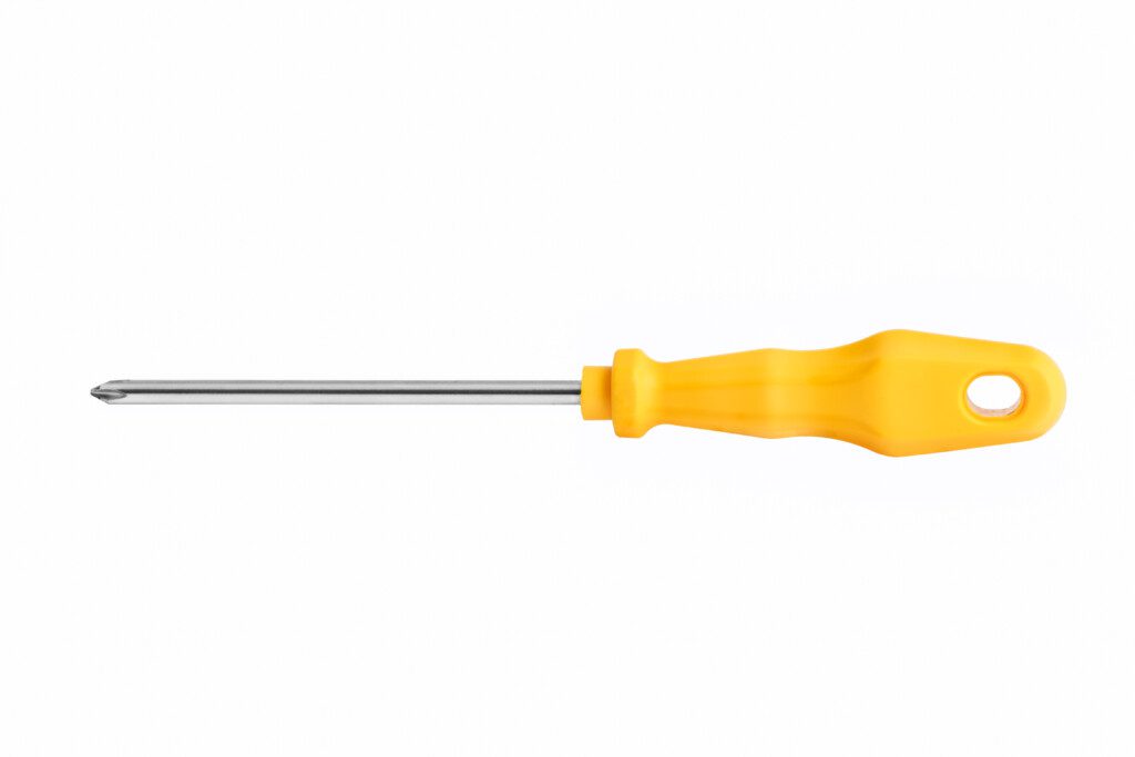 Imagem de um chave phillips de cabo amarelo em um fundo branco