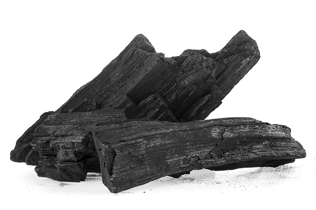 Imagem de três pedaços de carvão em um fundo branco