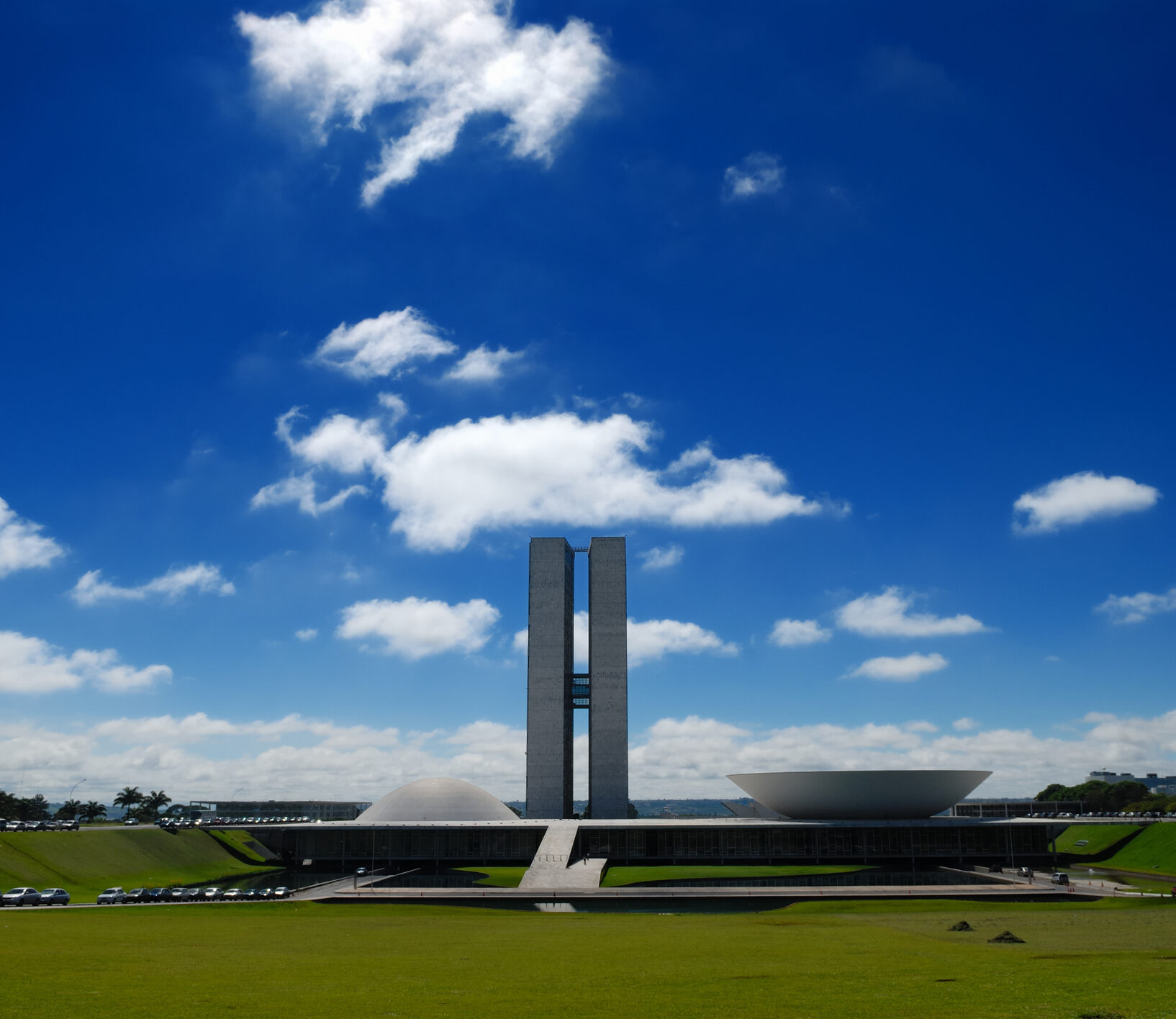 O Congresso Nacional abriga as duas casas legislativas, a Câmara dos Deputados e o Senado Federal, e é um marco arquitetônico de Brasília