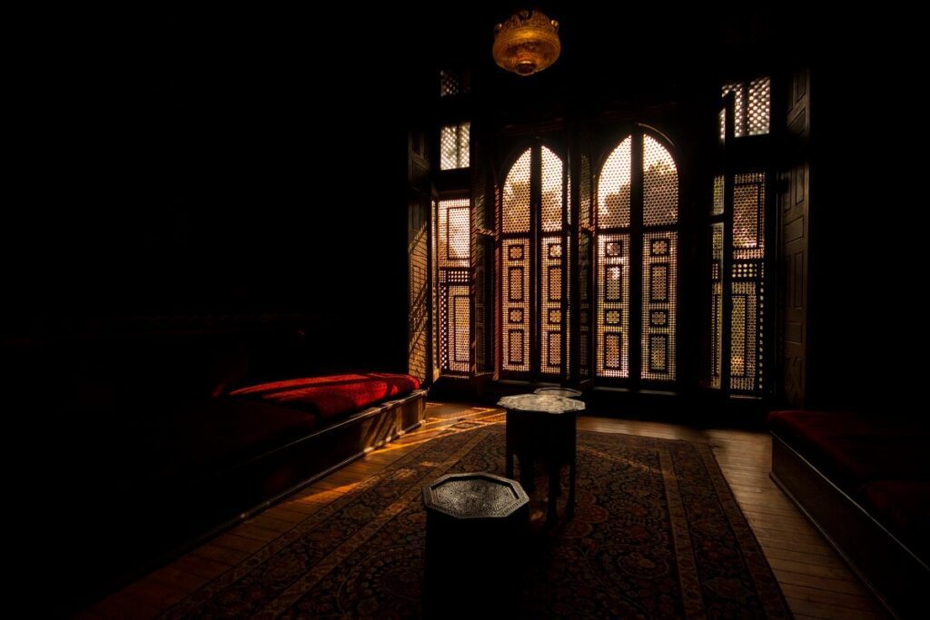 Foto que ilustra matéria sobre muxarabi mostra uma janela de madeira feita com esse recurso arquitetônico.