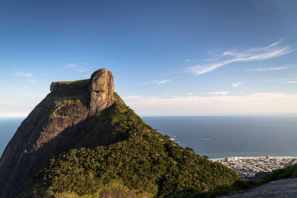Imagem da Pedra da Gávea no Rio de Janeiro.